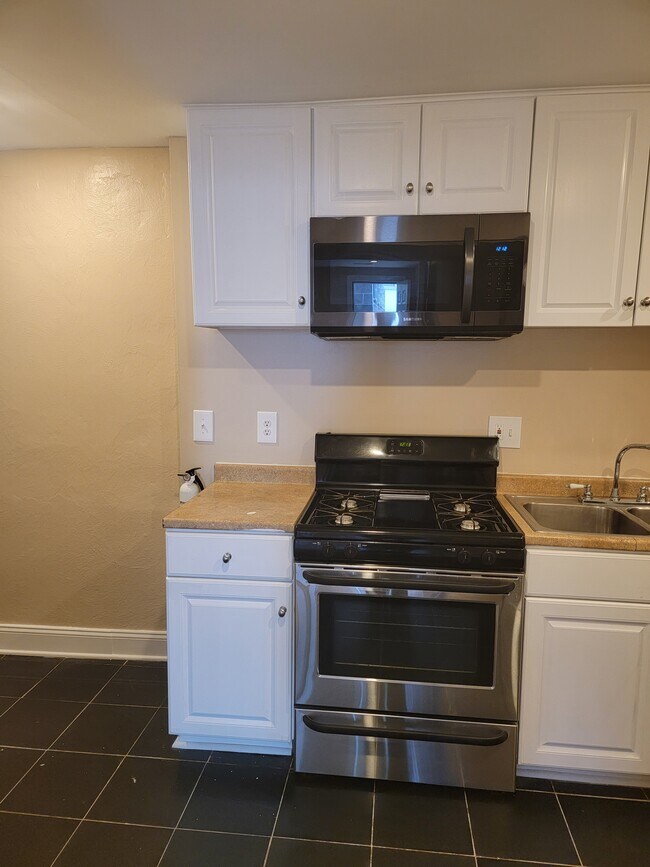 Stove and Microwave - 2640 4th St NE