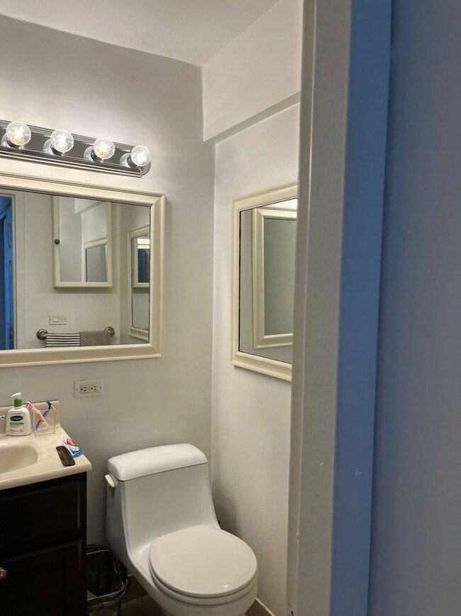 Building Photo - 1460 N Sandburg Terrace