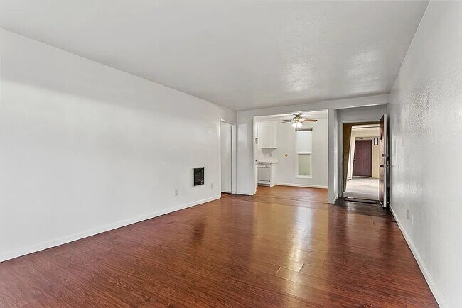 Foto del edificio - "Chic 1-Bedroom Haven in Santa Ana – 700 Sq Ft of Modern Comfort!"