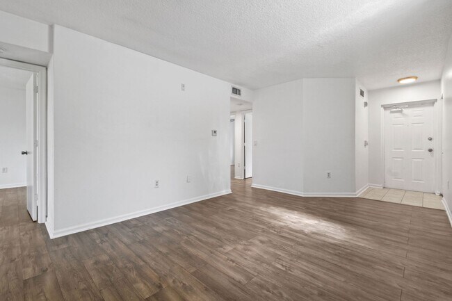 Building Photo - Limited Time Offer: First month and securi...