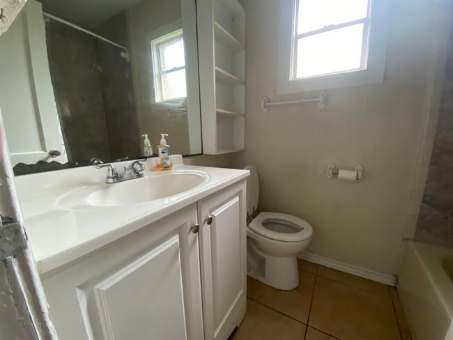 Building Photo - 347 Lena St