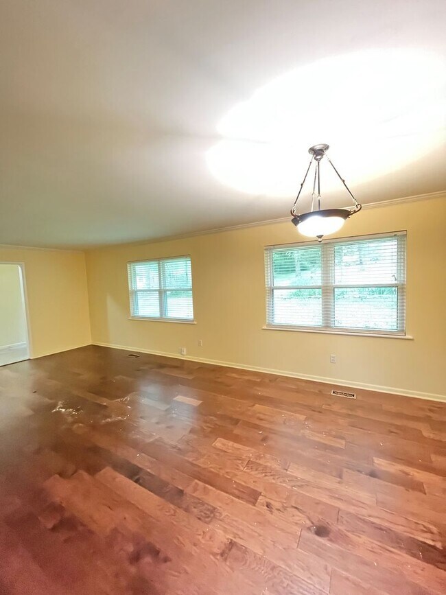 Foto del edificio - 3 bedroom 2 bath home, all appliances, fen...