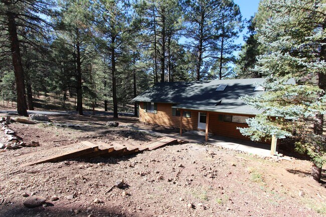 Foto del edificio - 3 Bed, 2 Bath Cabin Home with Fenced Backyard & Balcony | Kachina Village