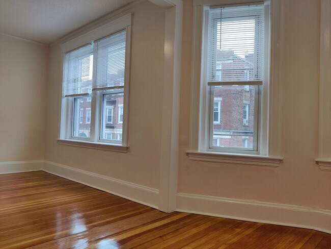 Building Photo - 10 Barrows St