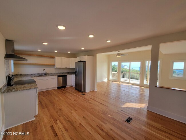Building Photo - 5703 Beach View Ln