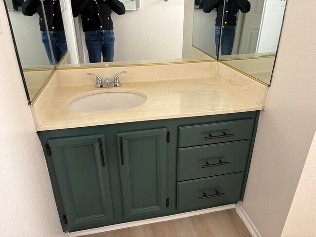 Foto del edificio - 550 E Providencia Ave