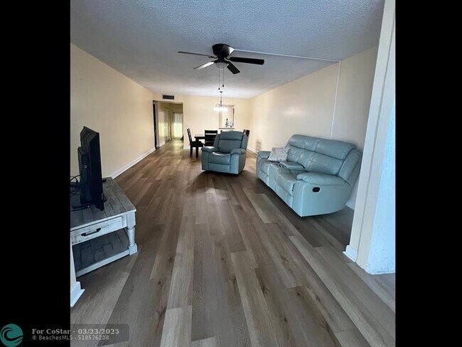 Foto del edificio - 7320 Lake Cir Dr
