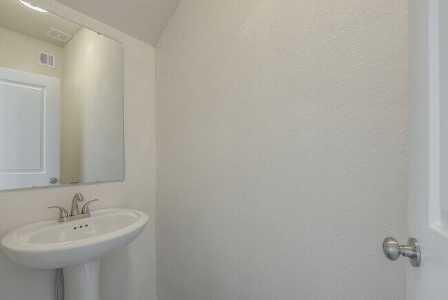 Baño de la planta baja de Birchwood - 845 S Sumac St