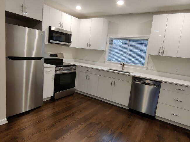 Foto del edificio - Coolidge Corner Area of Brookline. In-Unit Washer and Dryer, Heat, Hot Water Included, Bonus Room