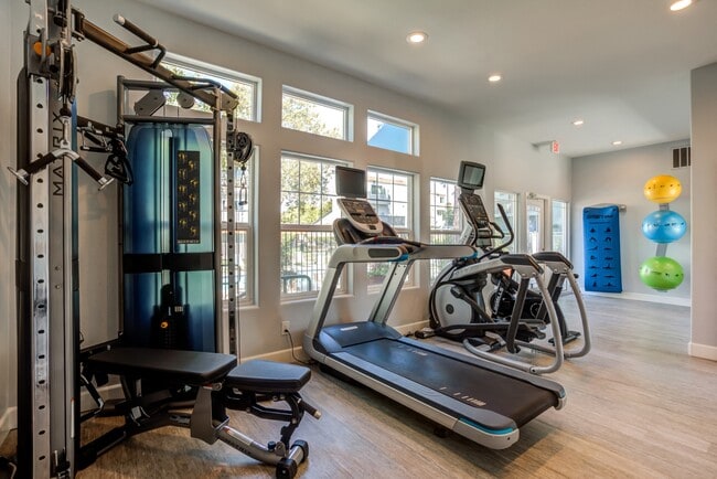 Building Photo - Trailview