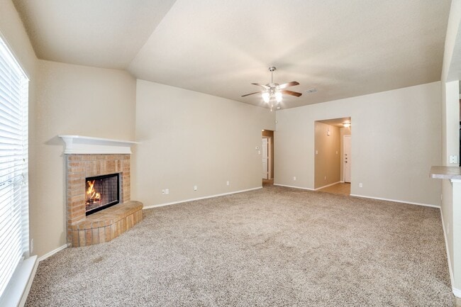 Building Photo - 4 Bed/2 Bath Hummingbird Estates Subdivision