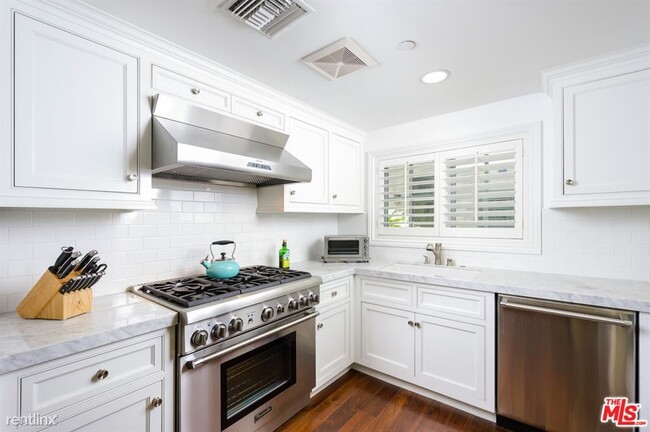 Building Photo - 2 br, 3 bath Condo - 939 20th St Apt 7