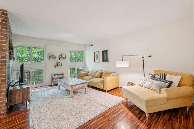 Building Photo - Top-floor condo located in the charming La...