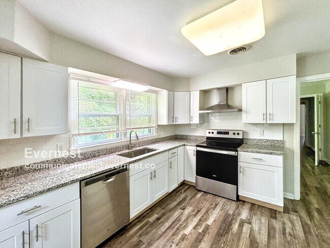 Foto del edificio - Charming 4-Bedroom Home with Comfort and O...