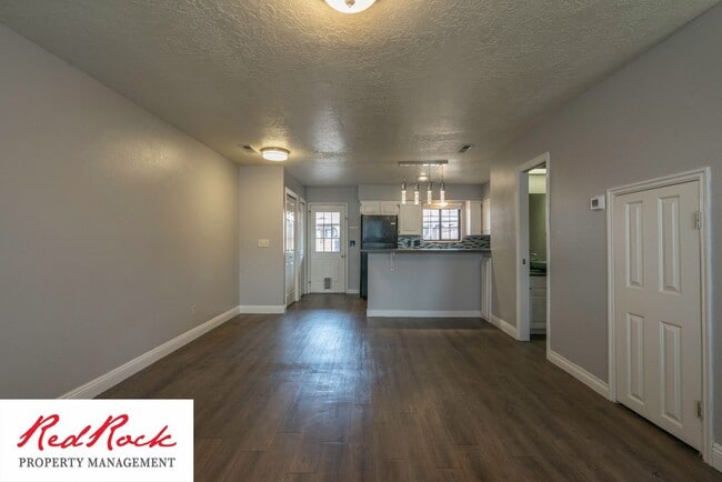 Building Photo - 2 Bedroom Townhome with Gorgeous Balcony