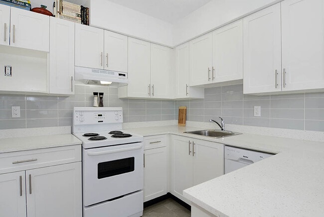 Building Photo - Breakers