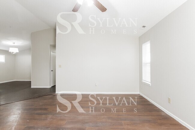 Building Photo - Enjoy one-level living in this 3 bedroom, ...