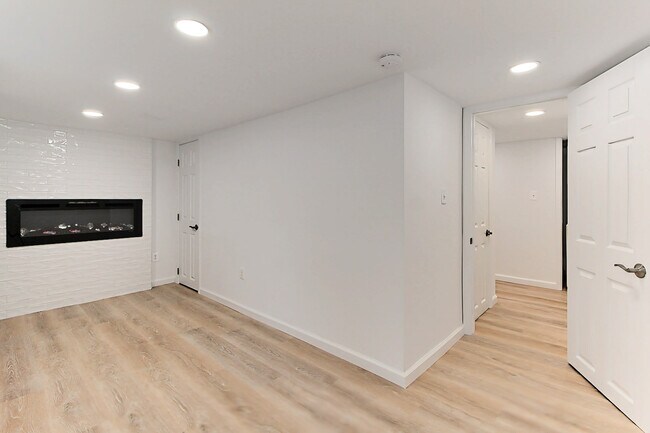 Habitación sótano 1 con chimenea - 3711 S St NW