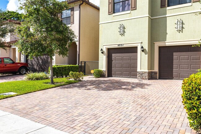 Foto del edificio - 4851 NW 57th Ct