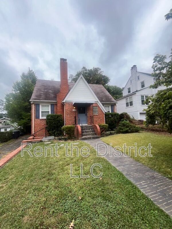 Foto principal - 3225 Chestnut St NE