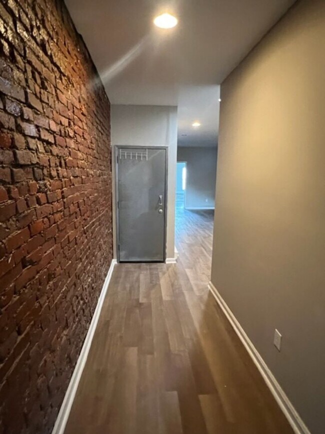 Building Photo - BEAUTIFUL BIG 4 BEDROOM 3 BATH READY TO MO...