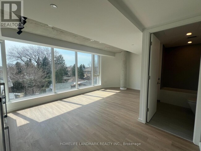 Building Photo - 689-689 The Queensway