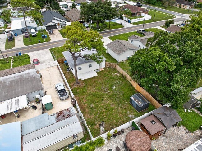 Building Photo - 7508 N Thatcher Ave