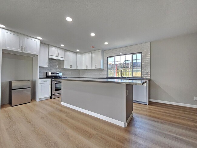Foto del edificio - Remodeled Home for Rent – Fresh, Modern, a...