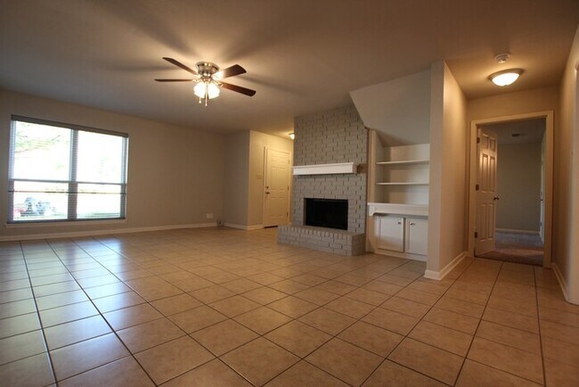 Building Photo - 3 bedroom 2 bathroom Townhome with Updates!