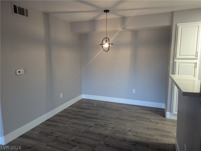 Foto del edificio - 555 E Silverado Ranch Blvd