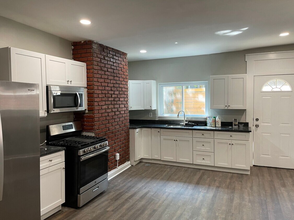 Foto principal - FABULOUSLY RENOVATED 4BR, 2Bath HOME IN TH...