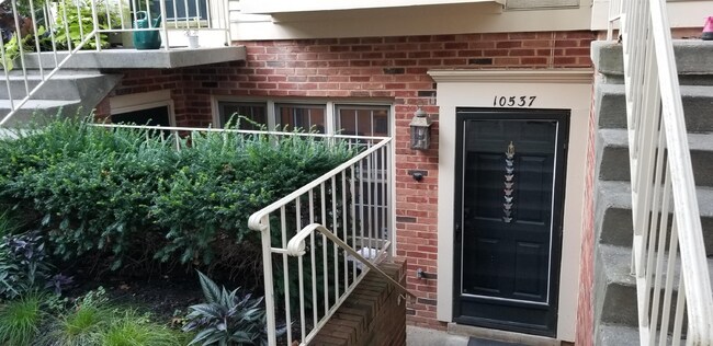 Foto del edificio - Convenient and Affordable N.Bethesda Condo