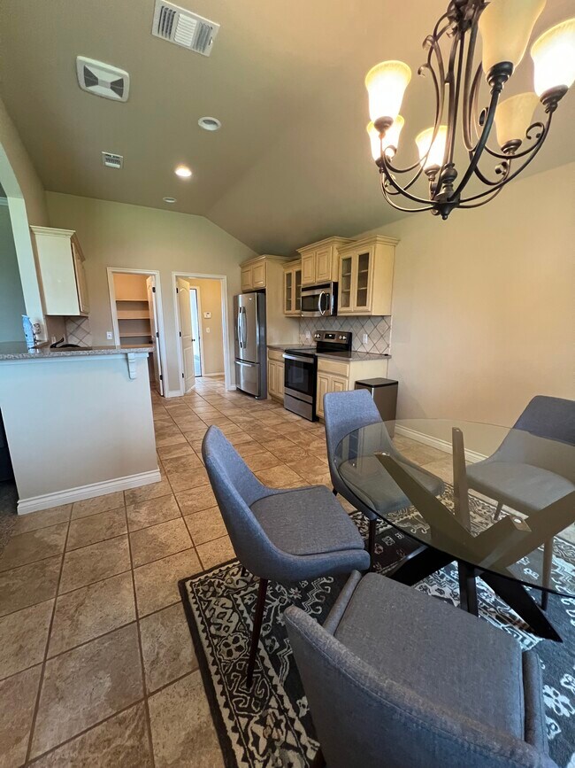 Building Photo - 3814 Kings Canyon Rd