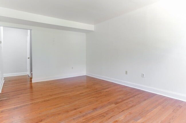 Building Photo - Move In Ready Townhome in Gaithersburg!