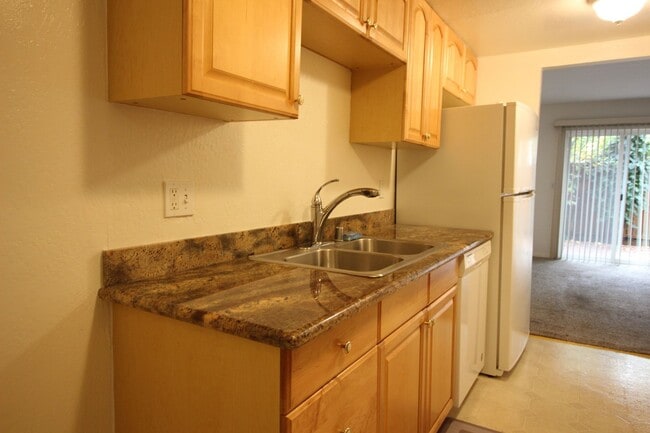 Building Photo - 2 Bedroom Townhome for Rent