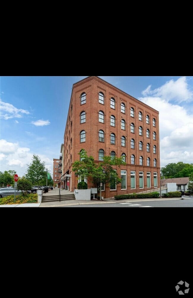 Building Photo - 360 Chambers St