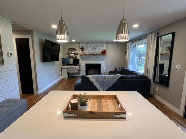 Foto del edificio - Remodeled 3 Bedroom Troutdale Home
