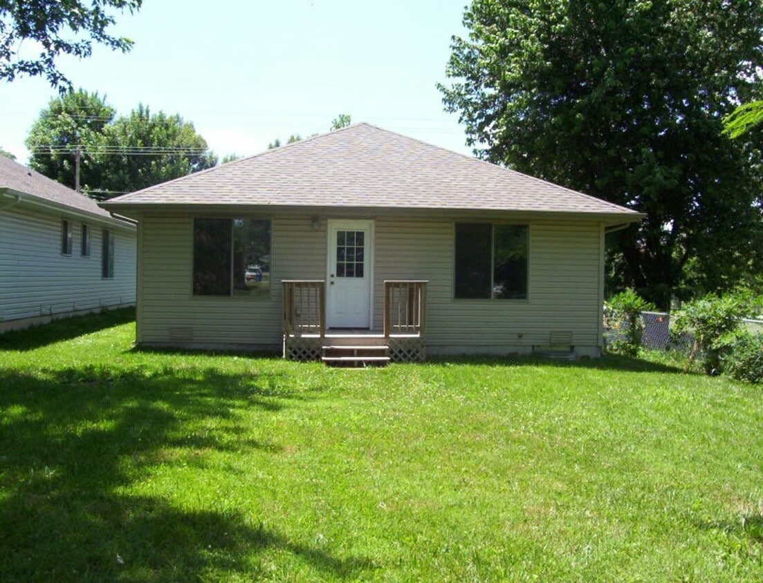 Building Photo - Three bedroom house in NW Springfield with...