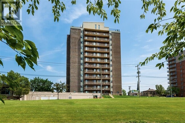 Building Photo - 10 Derby Ln