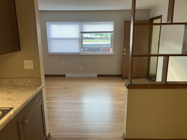Building Photo - 3050 W Fardale Ave