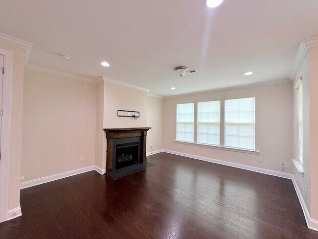 Building Photo - Like New 2 Story Townhome!