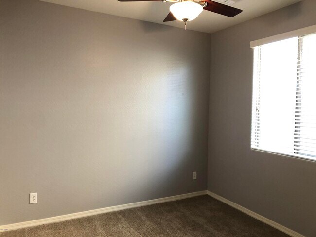Foto del edificio - 5409 W Straight Arrow Ln