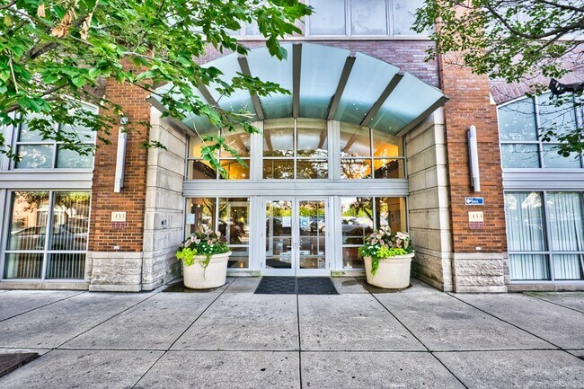 Building Photo - 933 W Van Buren St