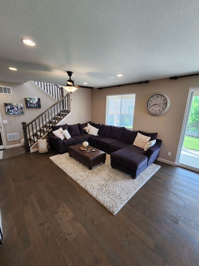 Building Photo - Stunning 4-Bed, 3-Bath Home with Modern Up...
