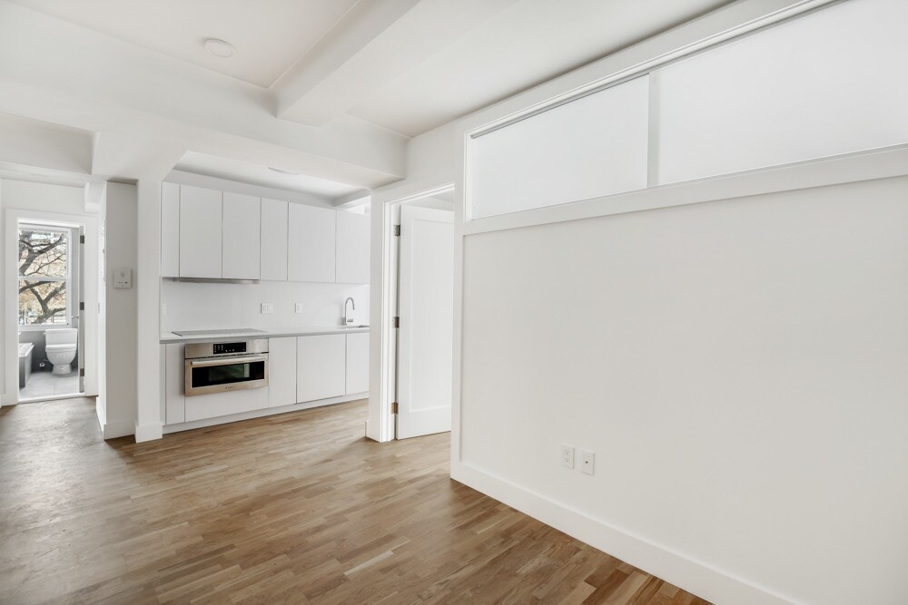 Foto principal - 310 E 22nd St