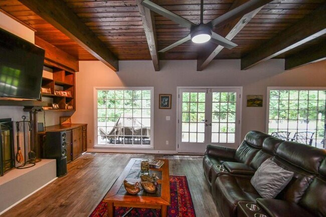 Building Photo - 3807 Corinth Dr