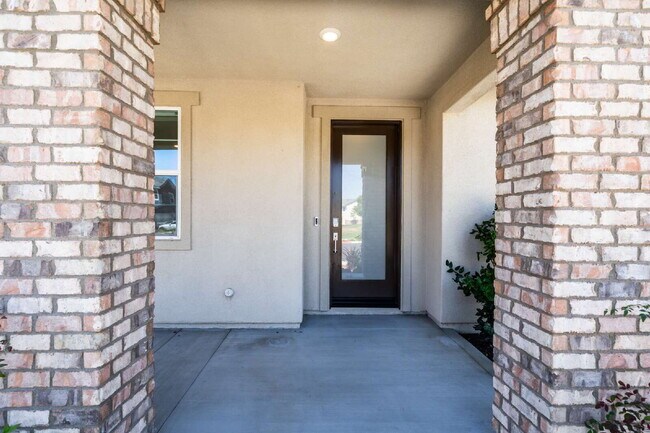 Building Photo - Luxury Living at The Farm