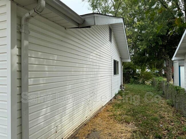 Building Photo - 2 Blanchette Dr