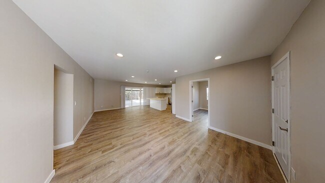 Building Photo - Newly Renovated! 4BD/2BA