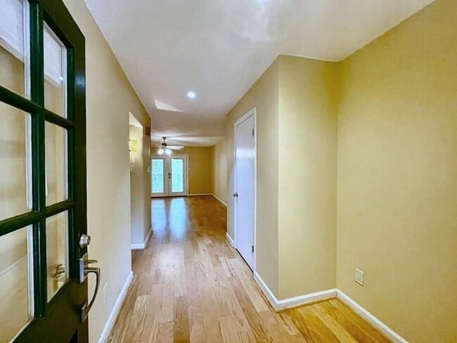 Building Photo - 8283 Kingsbrook Rd